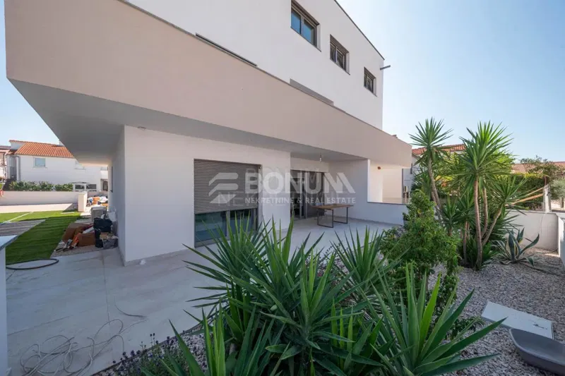 Excellent house with three apartments, Vodice – 2