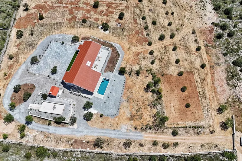 A spacious estate with a modern villa in a peaceful setting – 2