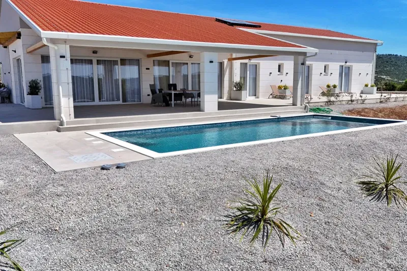 A spacious estate with a modern villa in a peaceful setting – 3