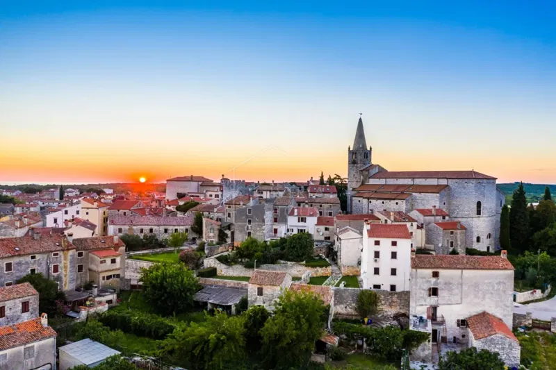 Bale, veliko građevinsko zemljište u centru mjesta