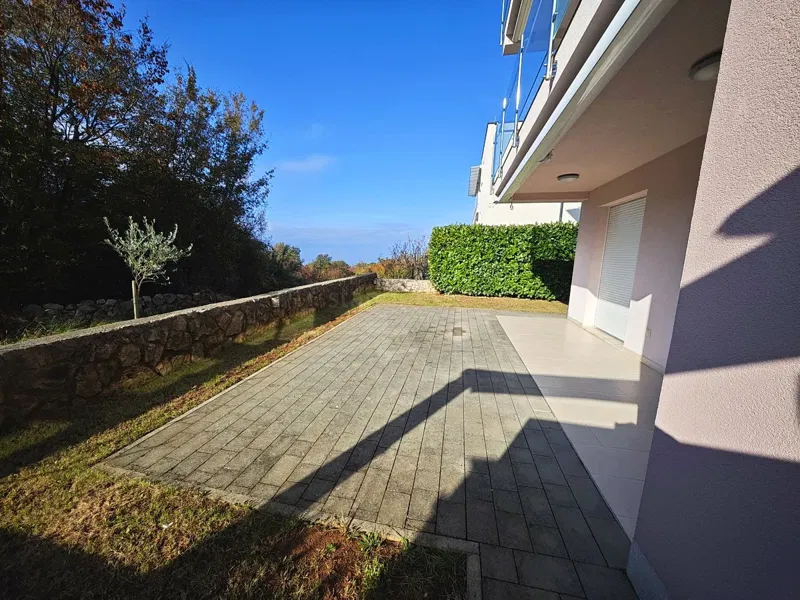 Njivice, ground floor apartment with garden and sea view! – 2