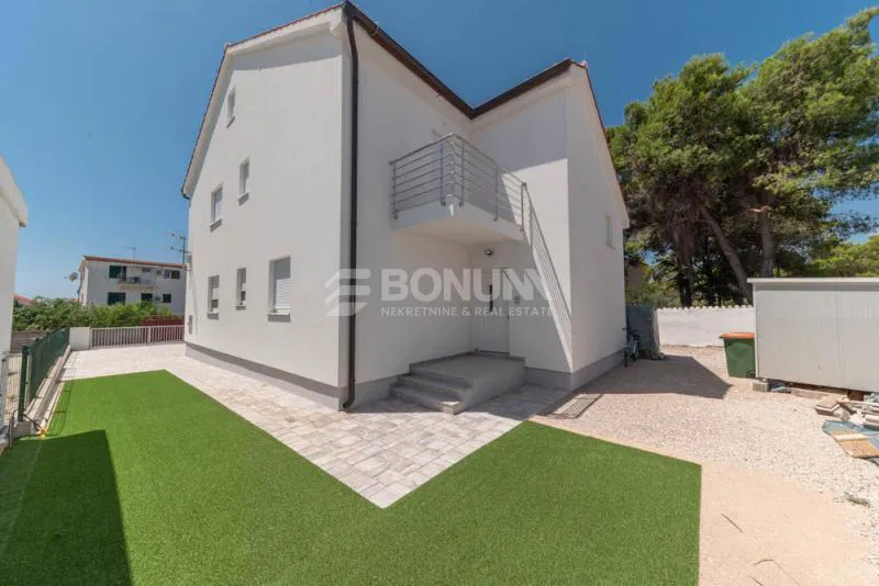 Kuća s dva stana na mirnoj lokaciji, Vodice – 2