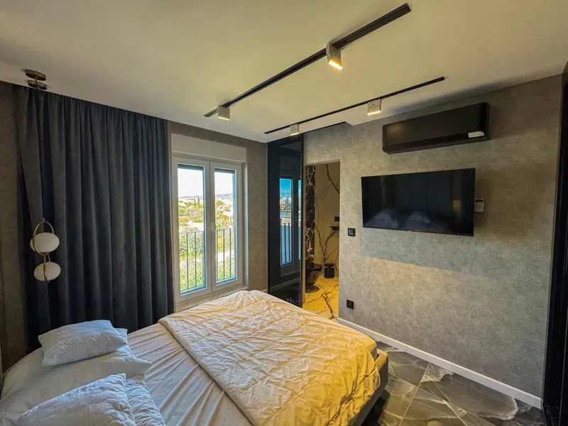 Wunderschöne Wohnung im obersten Stockwerk mit Dachterrasse direkt am Meer