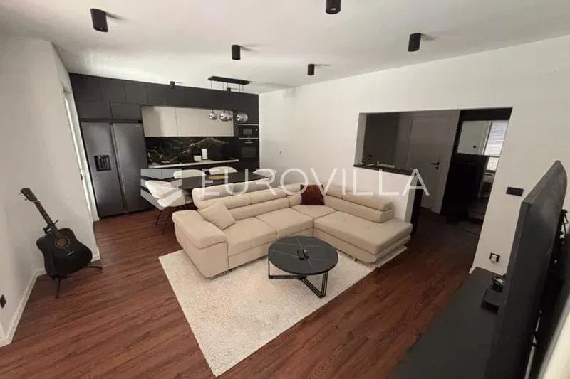 Island Rab, Palit, newly renovated four-room apartment, 80.00 m² – 2