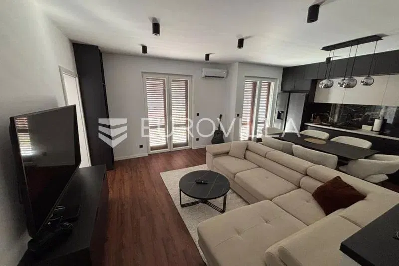 Island Rab, Palit, newly renovated four-room apartment, 80.00 m² – 3