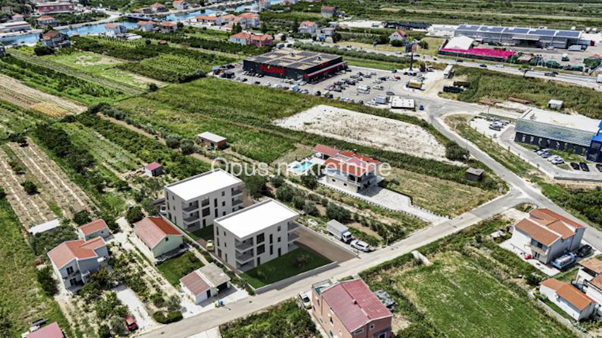 OPUZEN - građevinsko zemljiste 1391 m2