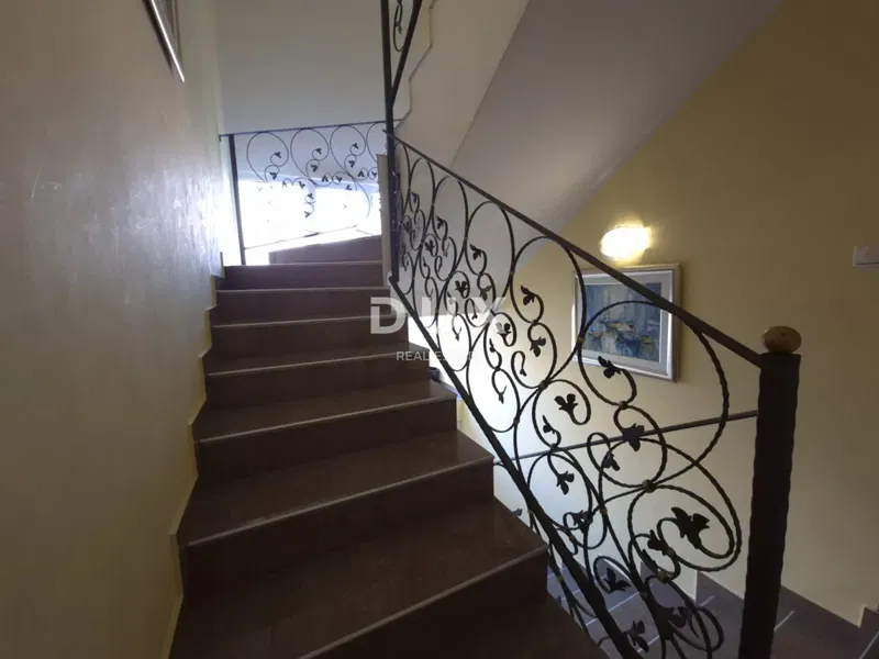 ZADAR, BORIK - OPPORTUNITY! Villa with 4 spacious apartments and sea view! – 2