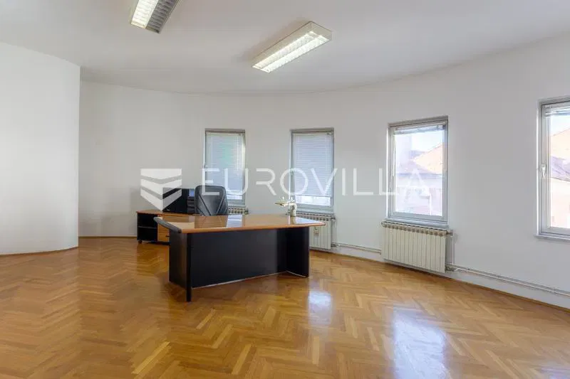 Slavonski Brod, Centar, poslovni prostor 107 m² 50 m² potkrovlje