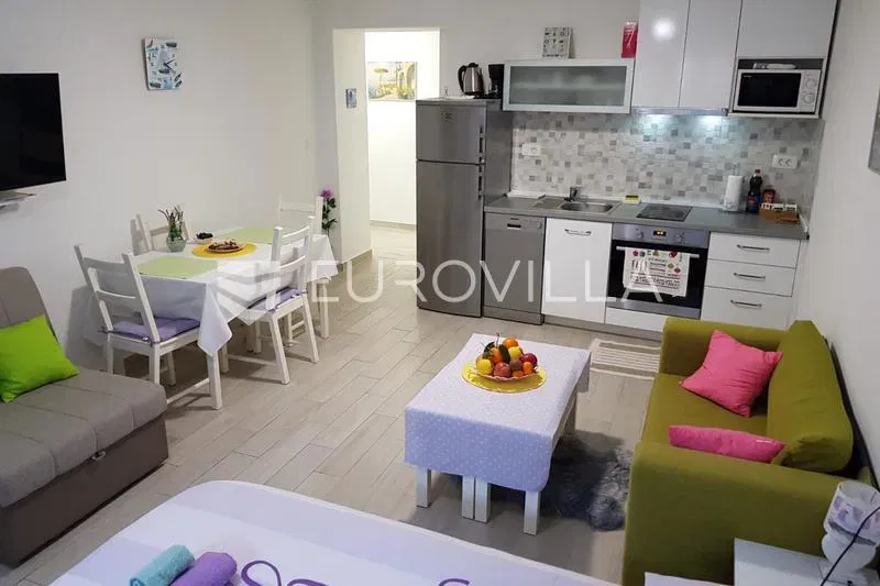 Split, Bol, dva namještena studio apartmana u centru grada – 2