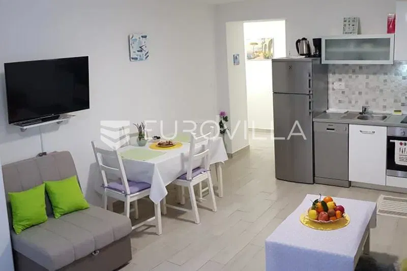 Split, Bol, dva namještena studio apartmana u centru grada – 3