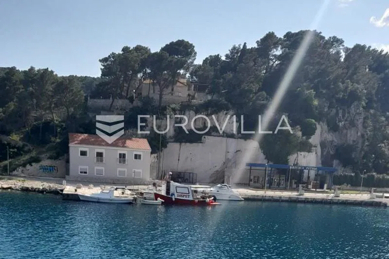 Brač, Selca, poslovni prostor, trenutno kopnena i morska benzinska postaja