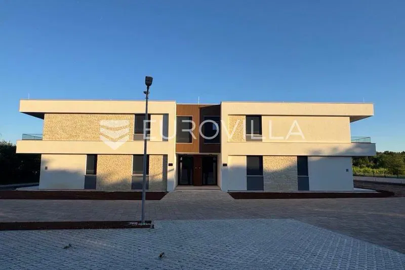 Rovinj, okolica, stan u prizemlju moderne novogradnje s vrtom i parkingom