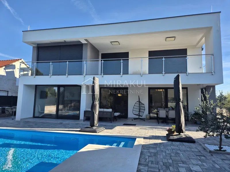 Nekretnine Pirovac, Vila sa bazenom na mirnoj lokaciji