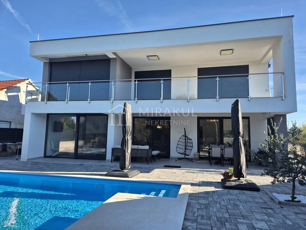 Nekretnine Pirovac, Vila sa bazenom na mirnoj lokaciji