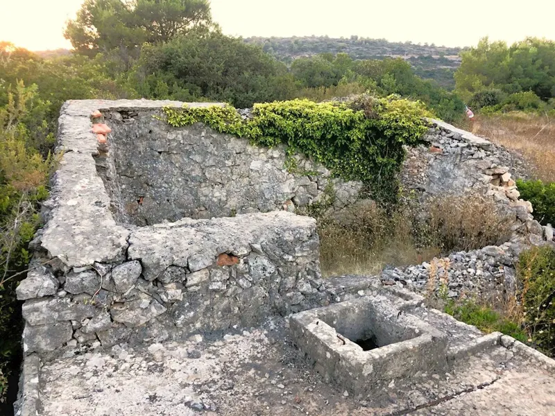 Vis, field - stone ruin with a large stone well on an agricultural plot of 5,600 sqm – 2