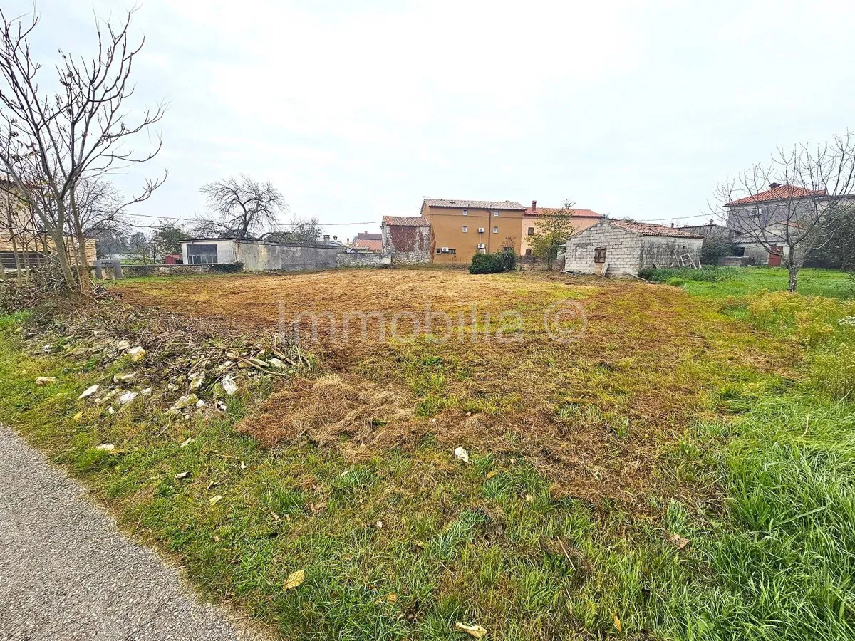 STAMBENO ZEMLJIŠTE 1.279 m2 , ASFALT , INFRASTRUKTURA , HRELJIĆI