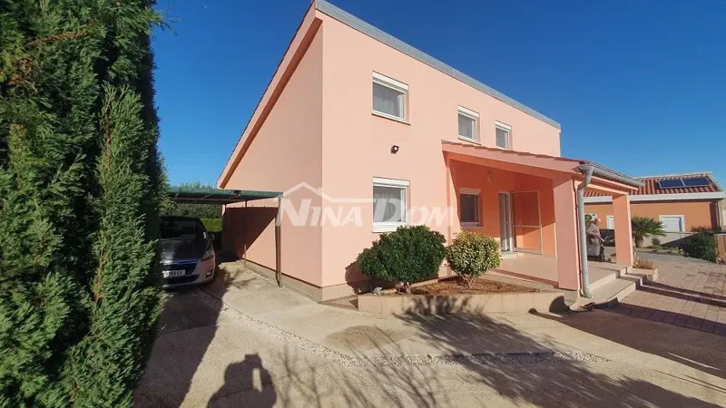Casa a un piano con galleria, garage e cantina con uno splendido giardino. – 2