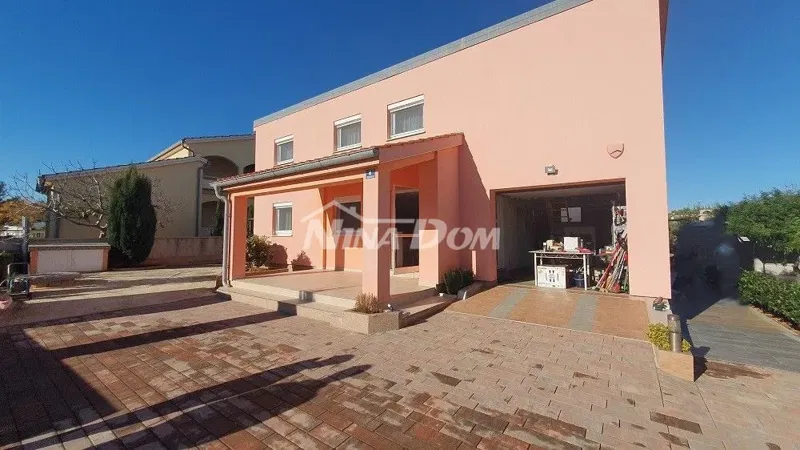 Casa a un piano con galleria, garage e cantina con uno splendido giardino. – 3