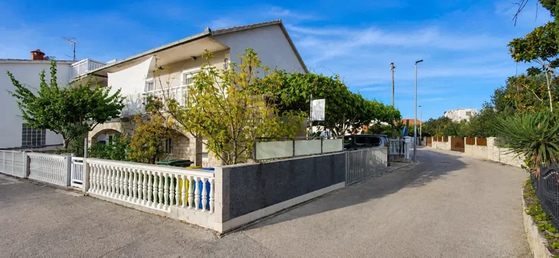 Renovirana kuća s 5 apartmana, 130 m od plaže – idealna za turizam, parking, šetnica uz more – Rogoznica