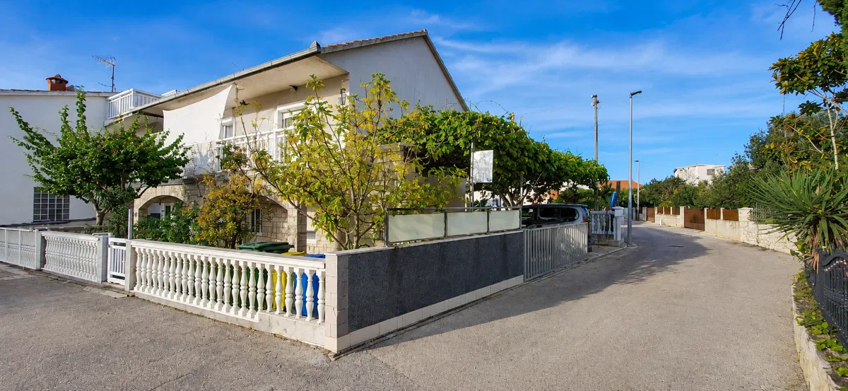 Renovirana kuća s 5 apartmana, 130 m od plaže – idealna za turizam, parking, šetnica uz more – Rogoznica