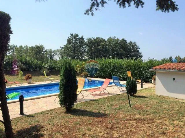 Istra, Sveti Petar u Šumi - kuća sa dva stana na velikoj okućnici