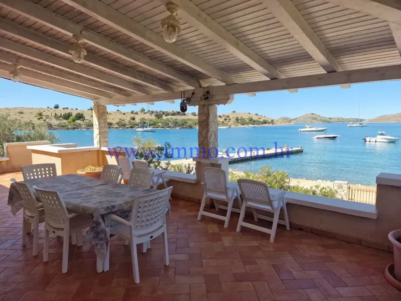 ARHIPELAG KORNATI. KUĆA U PRVOM REDU DO MORA