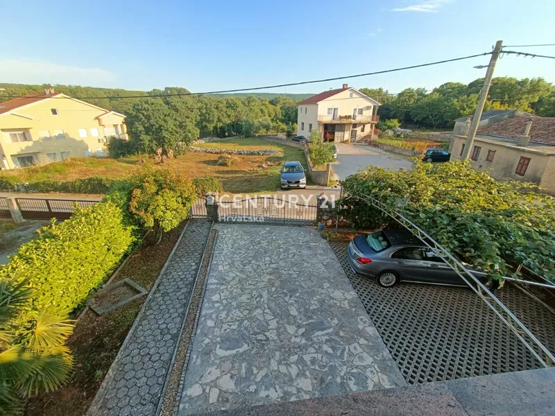 KRK, HOUSE WITH TWO SEPARATE APARTMENTS AND A BEAUTIFUL YARD, 2 KM FROM THE SEA – 2
