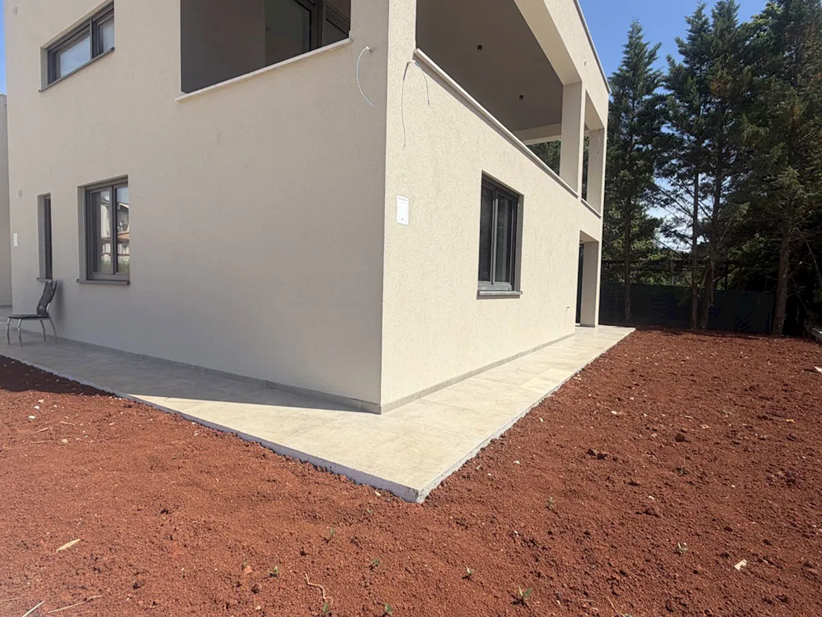 Prodaja, novi stan, prizemlje ca.77m2 + vrt ca.120m2, (NSOP-235-1)