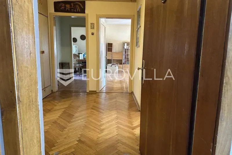Požega, dvosoban stan u centru s garažom