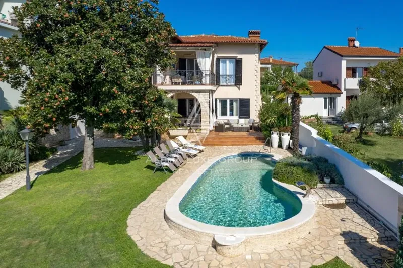 Istria, Umago – Elegante villa fronte mare con piscina – 2