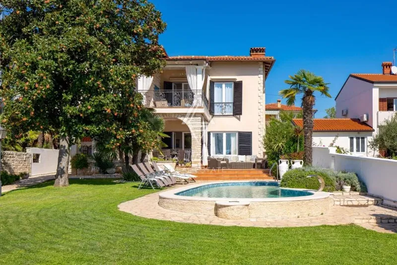 Istria, Umago – Elegante villa fronte mare con piscina – 3