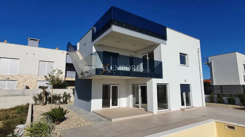 Modern house with pool and roof terrace – 90 m from the sea – 2