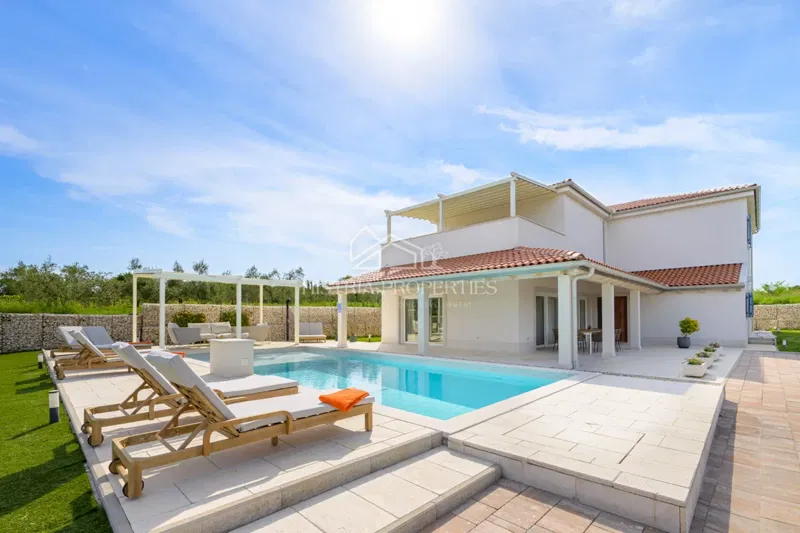 Extremely economical, smart and spacious villa on the edge of town with rich amenities and top-quality furniture – 2