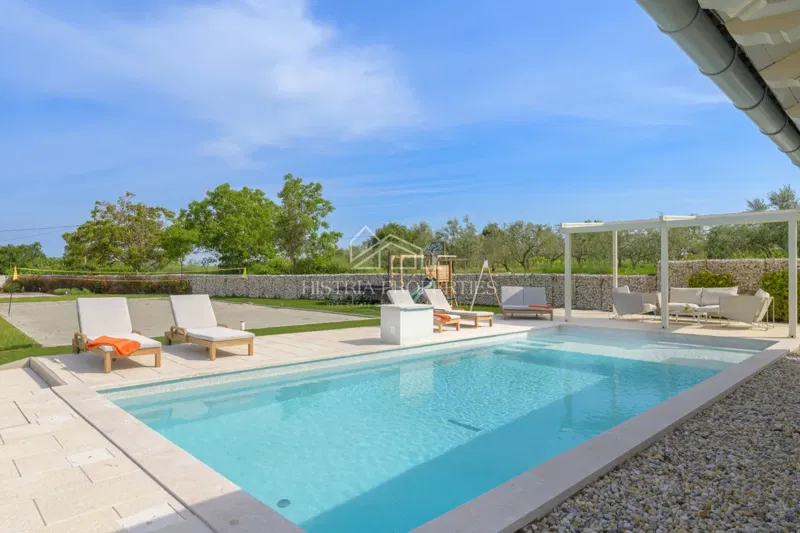 Extremely economical, smart and spacious villa on the edge of town with rich amenities and top-quality furniture – 3