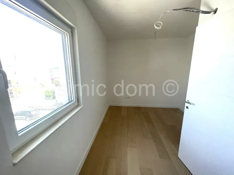 Penthouse apartment with two garages near the beach, Kastela – 3