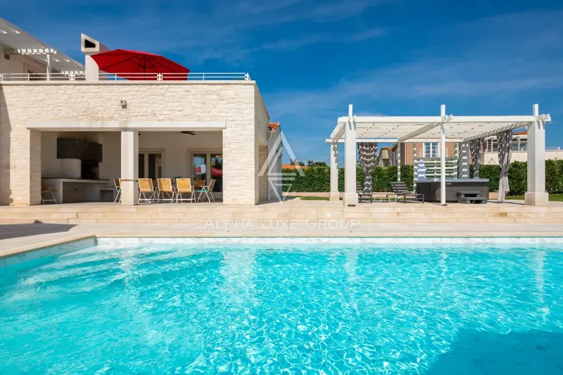 Istria, Svetvinčenat: Villa ampia con piscina e vista – 2