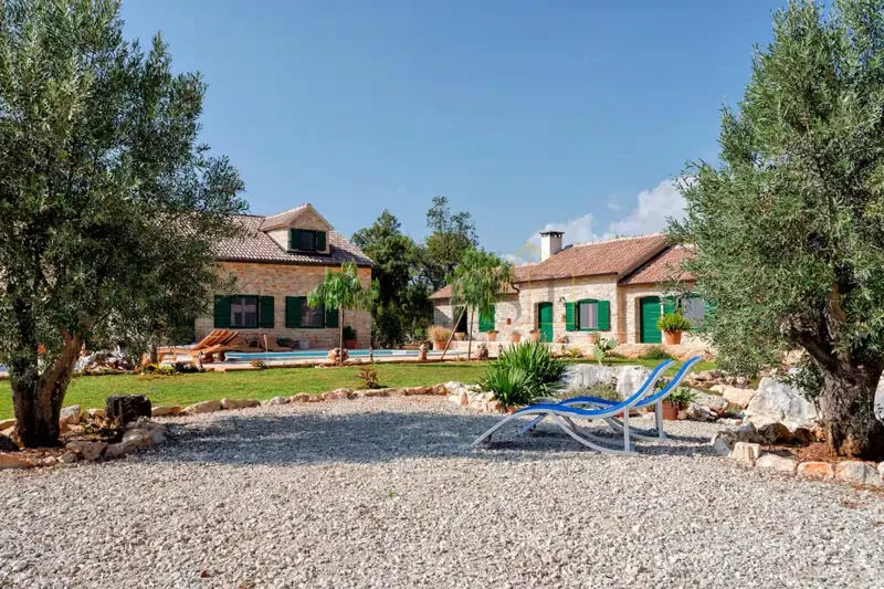 KAMENA VILA S BAZENOM I MASLINIKOM NA OTOKU HVARU