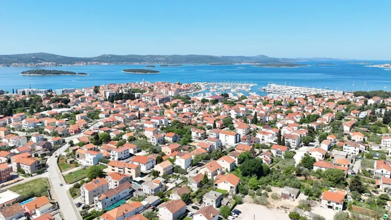 Novi trosobni stan s vrtom u Biogradu – 130 m od mora