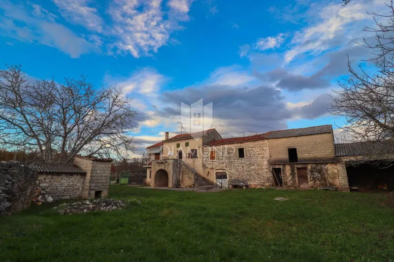 Casa in pietra indipendente con ampio giardino ai margini del paese – 2