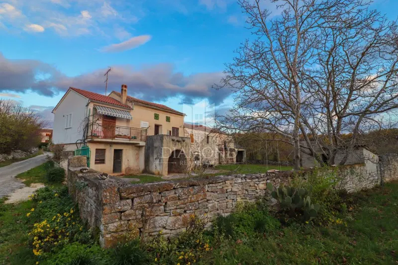 Casa in pietra indipendente con ampio giardino ai margini del paese – 3