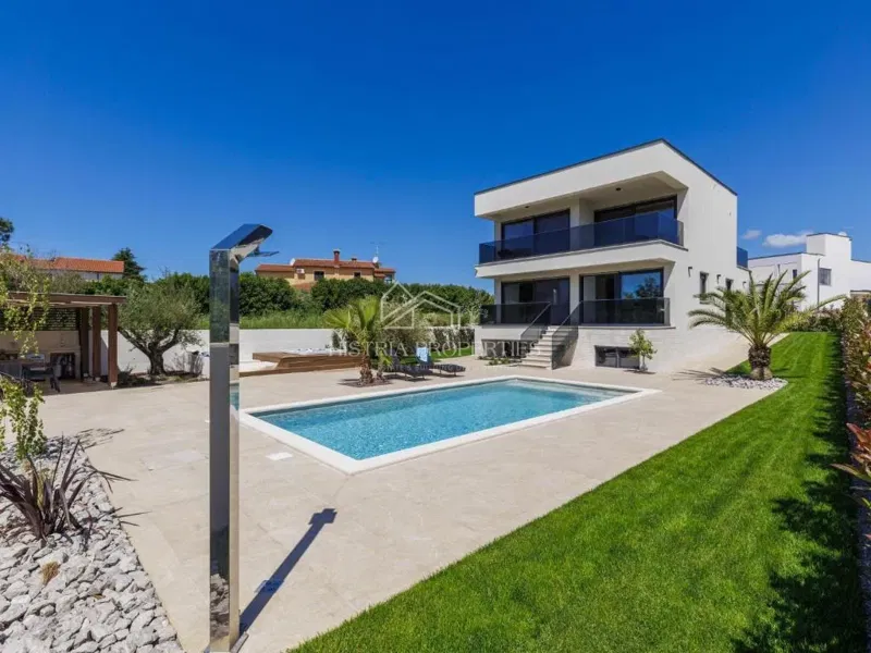 Attractive location and proximity to the sea, and a richly equipped villa with a heated pool – 3