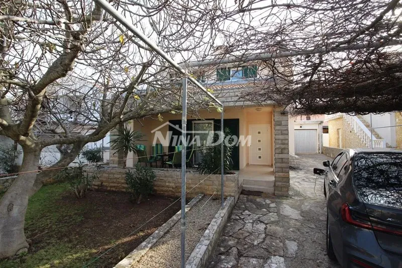 Proprietà di famiglia splendidamente arredata e tenuta, con garage. – 3