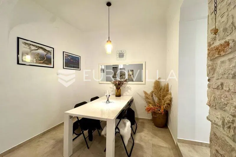 Istria, Pula, completely renovated spacious apartment in the city center – 3