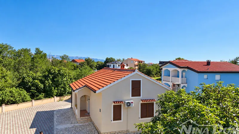 Proprietà familiare con garage e ampio giardino a 180 m. dal mare – 2