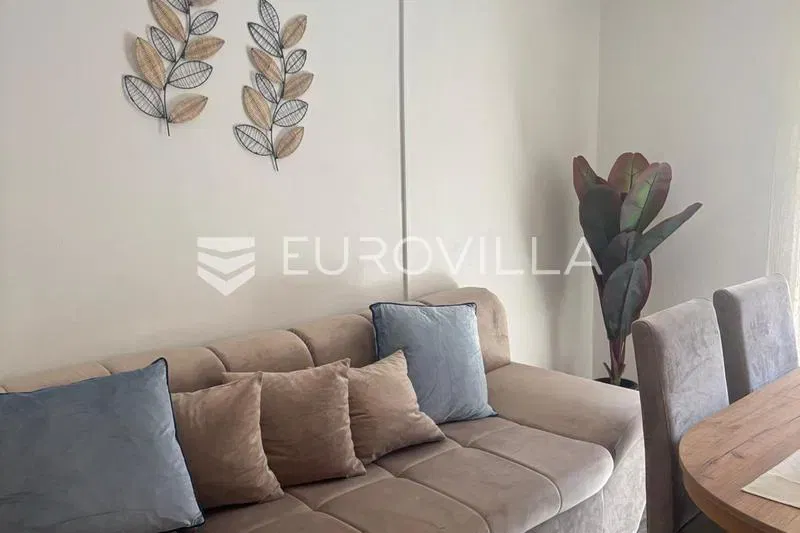 Senj, a well-located 52 m² house in the city center with an 87 m² garden. – 2