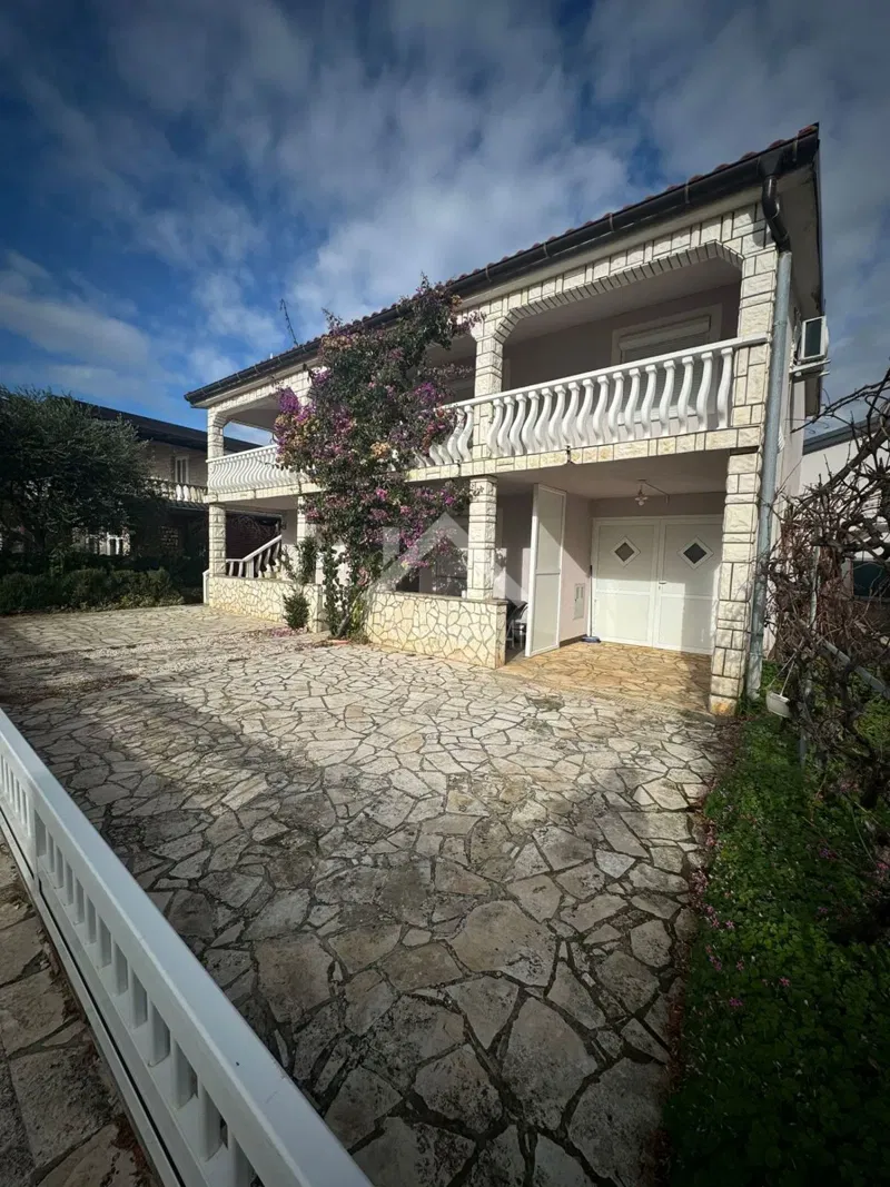 House with two apartments + studio, quiet area - Vir – 2