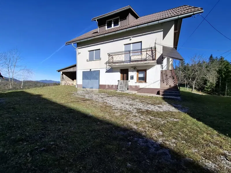 ČABAR, TRŠĆE - Kuća s gospodarskom zgradom i okućnicom