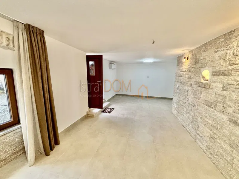 - Barban , adaptirana kamena kuća - – 2