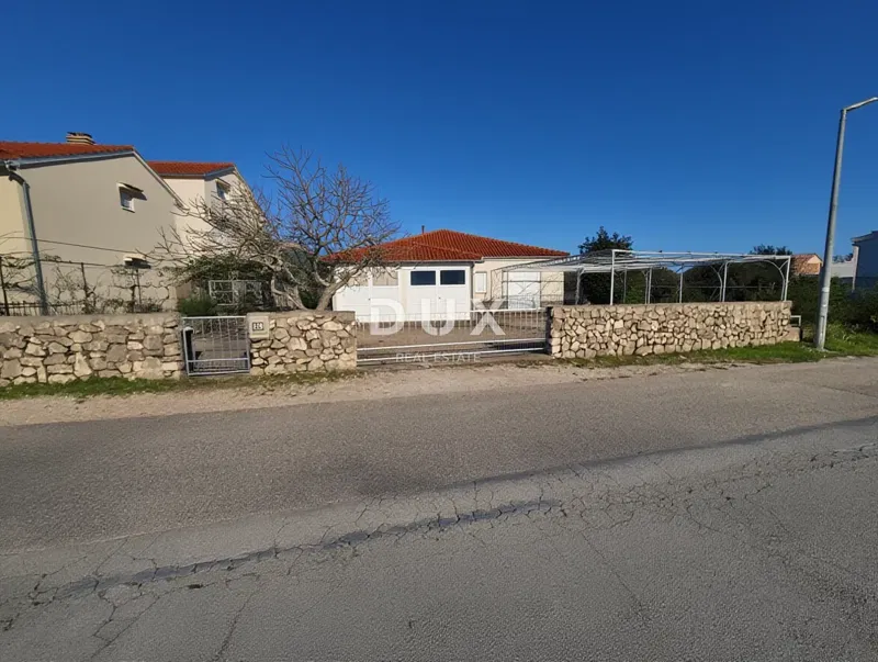 ŠIBENIK, PIROVAC – Kuća s 3 stana i dvorištem, 300 m od mora