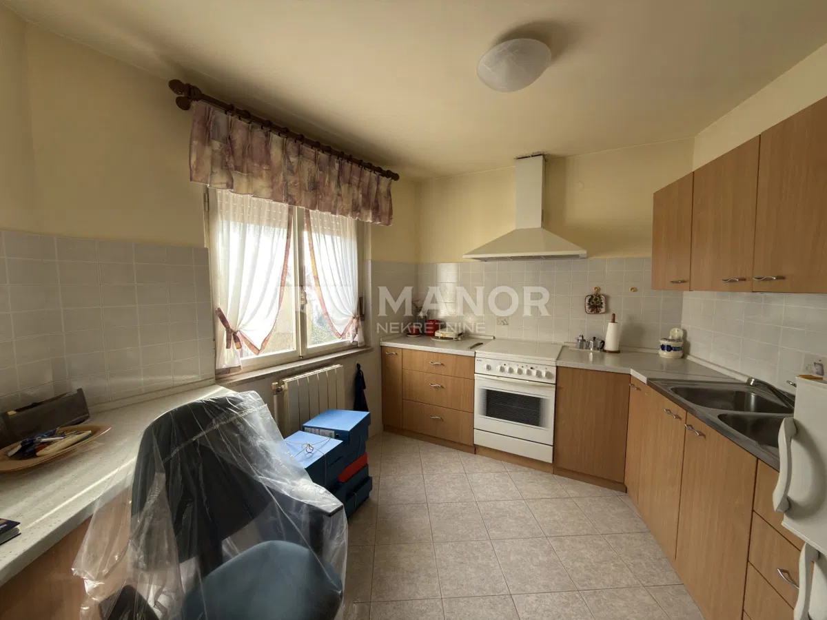 KASTAV, TRINAJSTIĆI - Kuća u nizu, podrum, garaža i pomoćni objekt, 130 m2